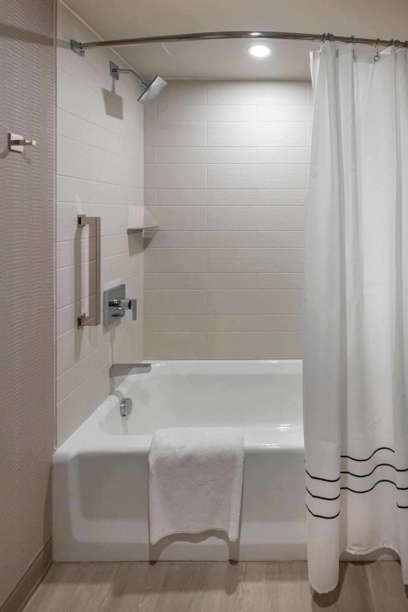 Отель Wichita Marriott Экстерьер фото